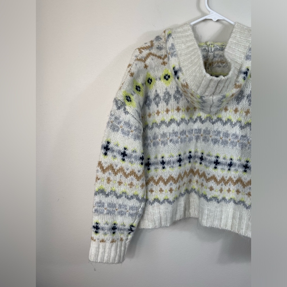 American Eagle Nordic Fair Isle Knit
Cropped Hooded Sweater Hoodie V-neck - Picture 8 of 13